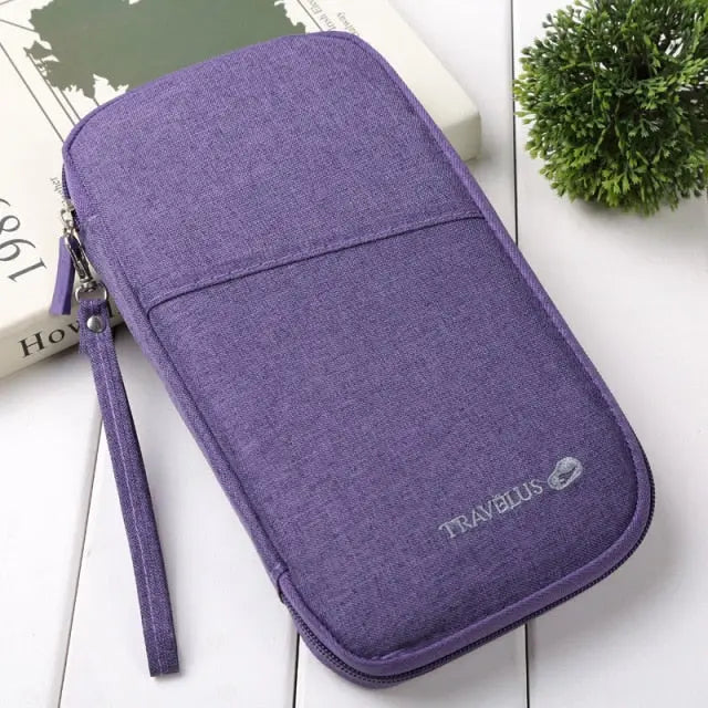 Portefeuille violet ouvert, révélant des espaces pour passeports