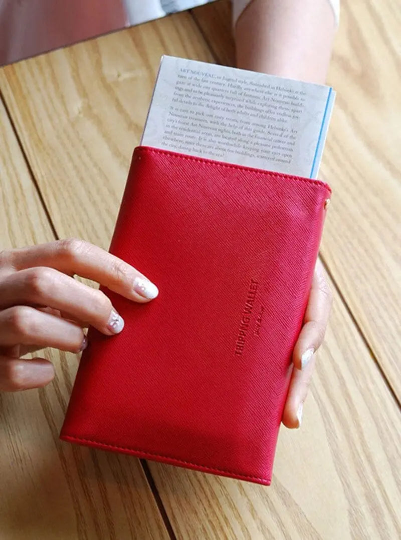 Portefeuille de voyage avec carte d'embarquement visible