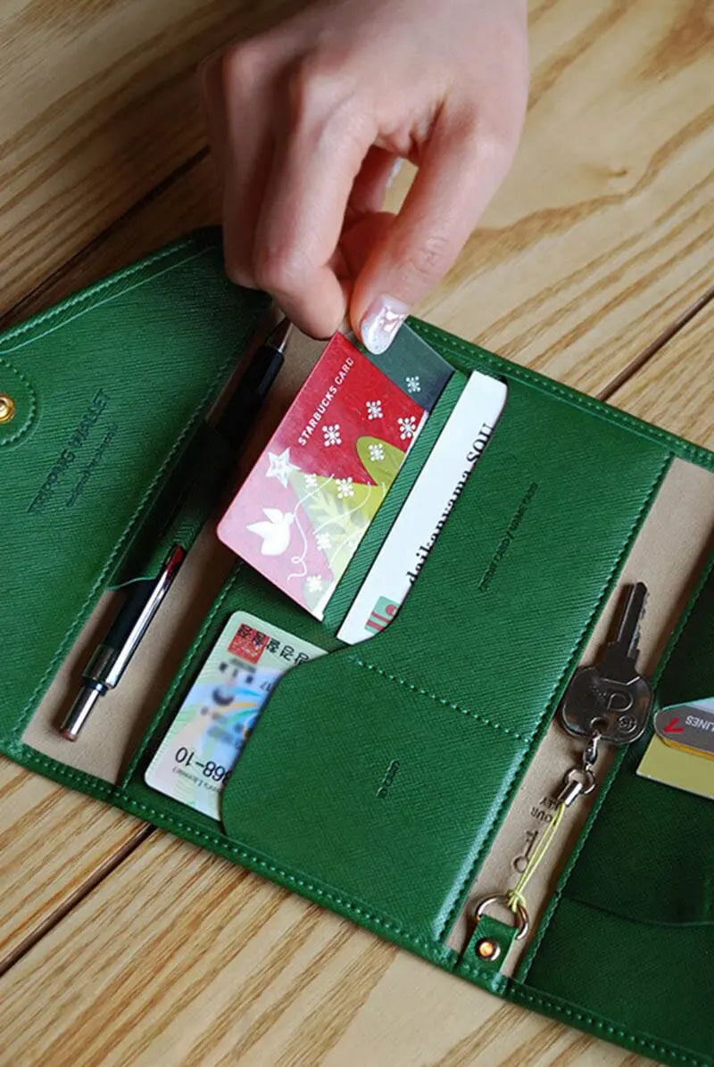 Portefeuille avec documents de voyage et cartes bien organisés