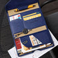 Portefeuille de voyage ouvert montrant les compartiments pour cartes
