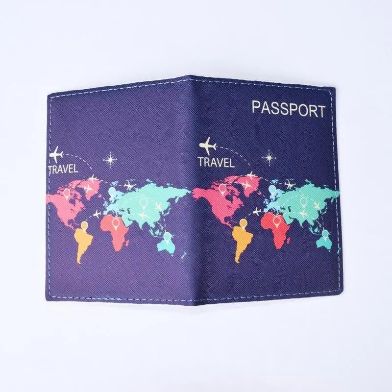 Protège-passeport avec carte du monde colorée, vue de face