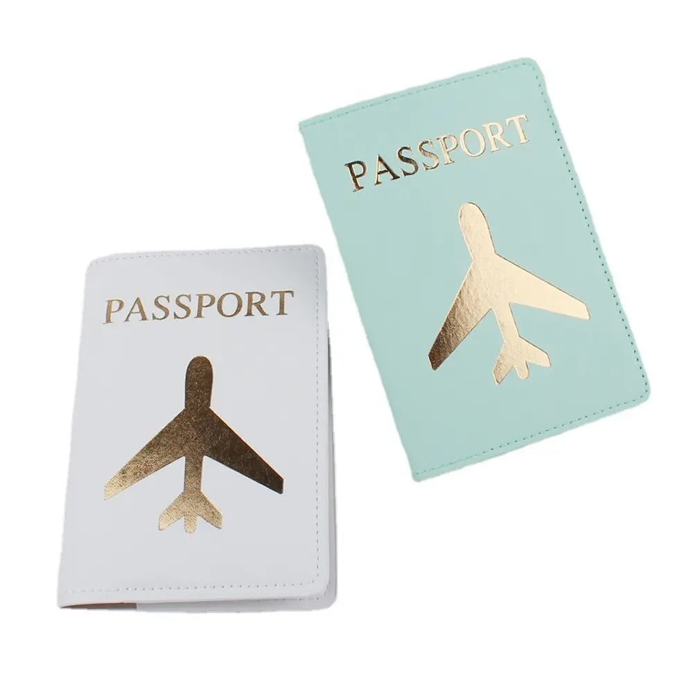 Protège-passeport doré, gros plan sur l'avion doré