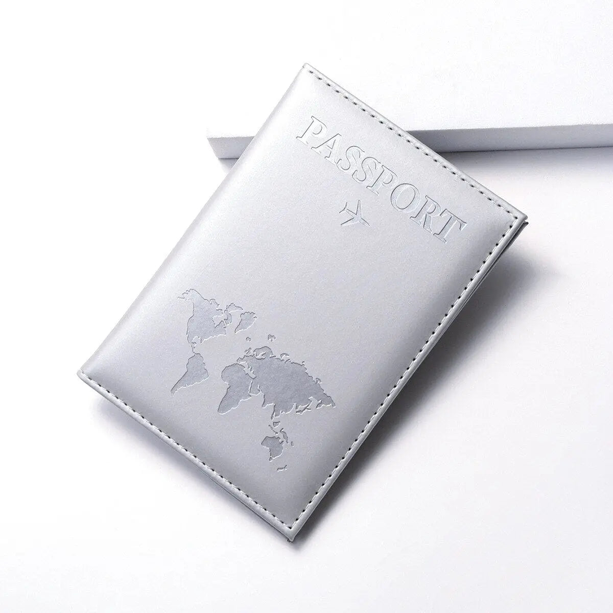 Protège-passeport gris clair avec design de carte du monde
