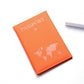 Protège-passeport orange avec motif mappemonde distinctif