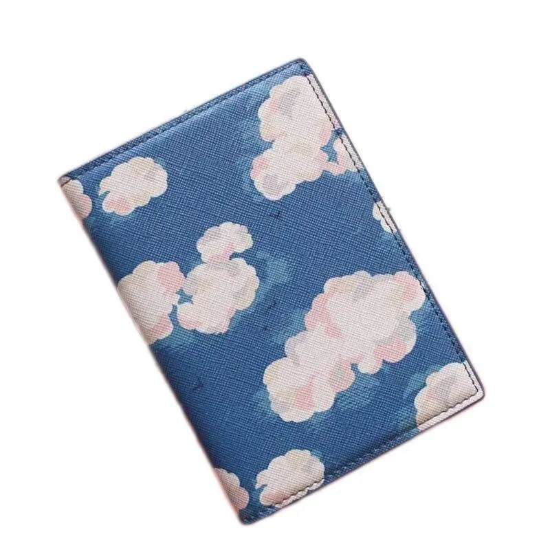 Protège-passeport avec motif de nuages sur fond bleu