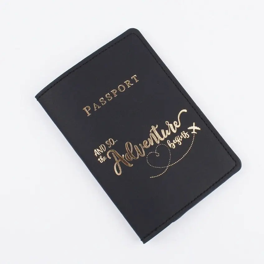Protège-passeport noir avec lettrage doré sur fond sombre