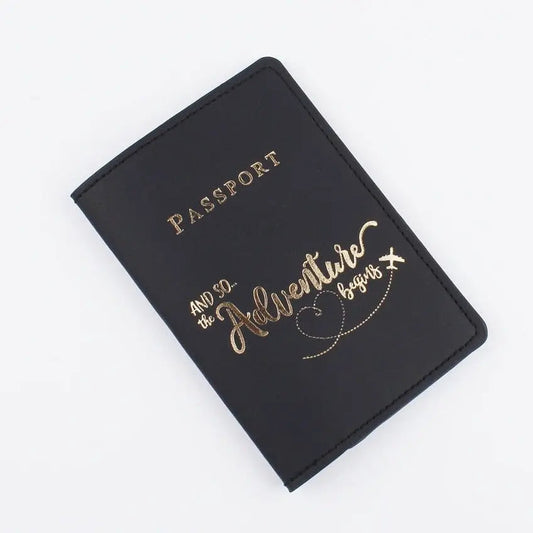 Protège-passeport noir avec lettrage doré sur fond sombre