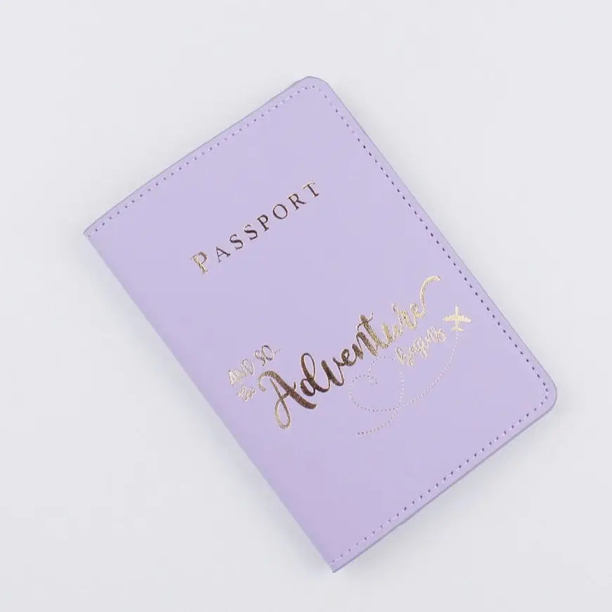 Protège-passeport violet clair avec écriture dorée distinctive