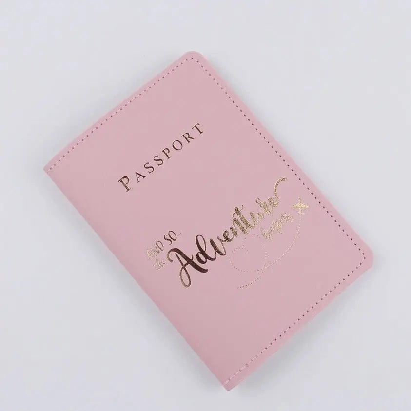 Protège-passeport rose avec message doré sur la couverture