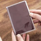 Vue rapprochée de l'étui transparent avec cartes visibles