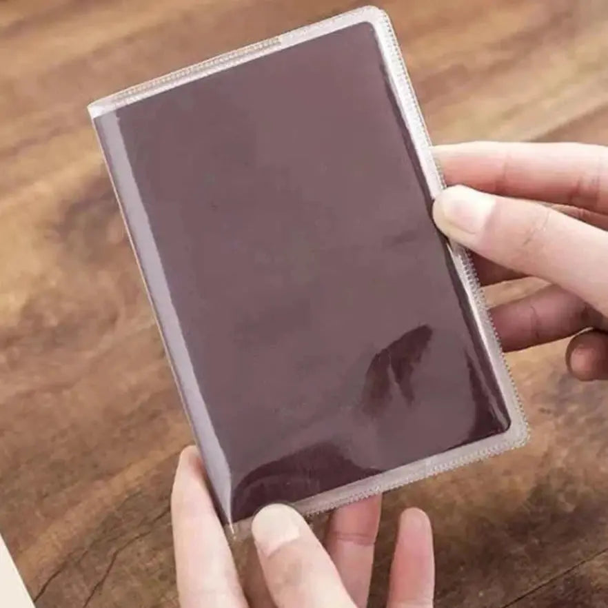 Vue rapprochée de l'étui transparent avec cartes visibles