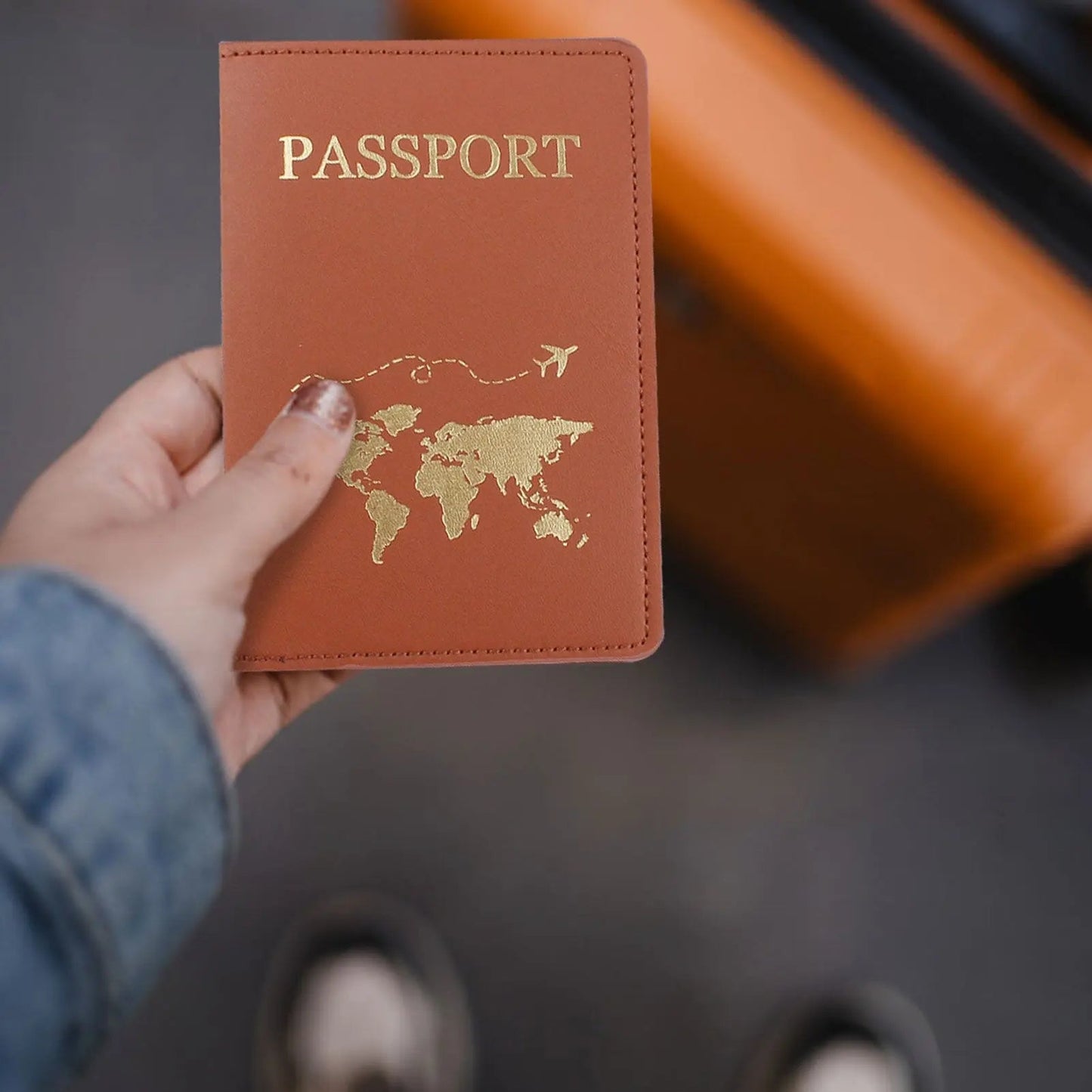 Protège-passeport fermé, montrant sa taille compacte