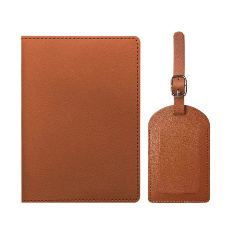 Protège passeport marron avec personnalisation dorée et étiquette assortie