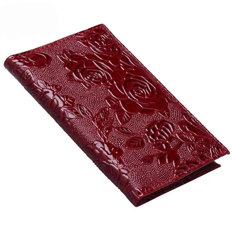 Protège-passeport rose avec motif de roses en relief
