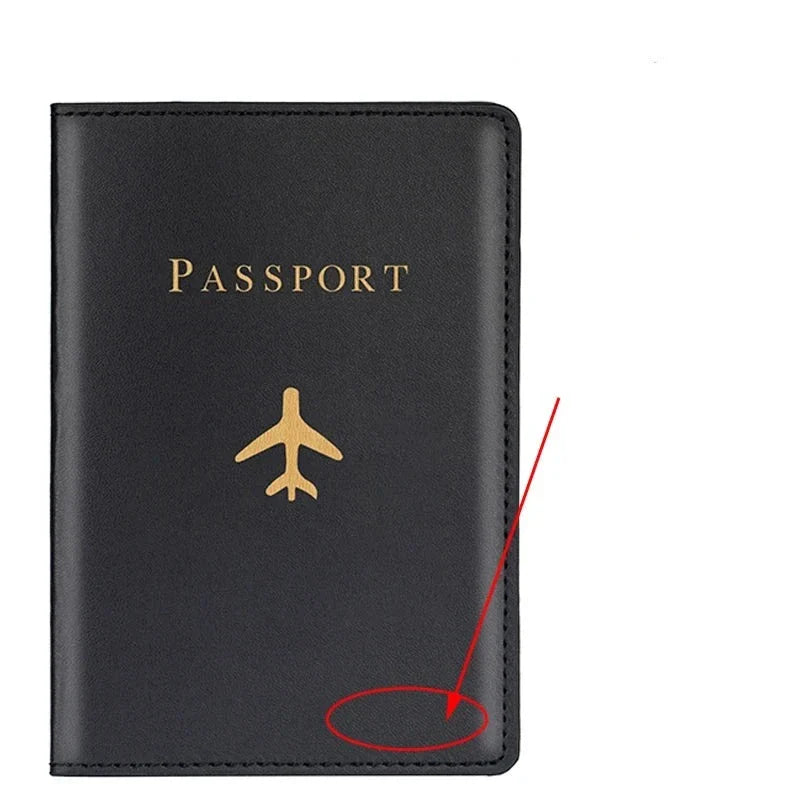 Protège-passeport noir avec initiales dorées sur fond uni