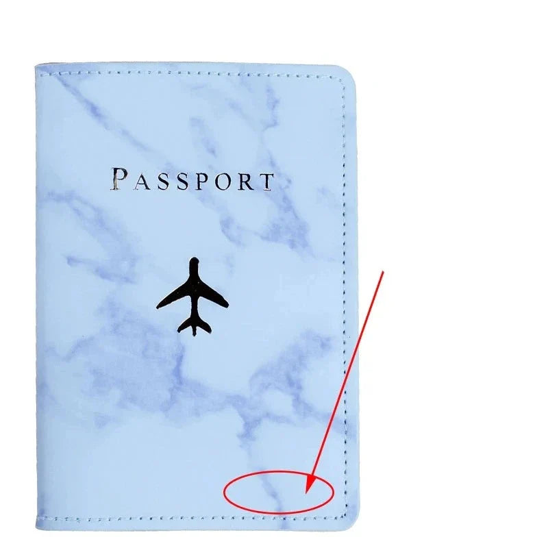 Étui passeport bleu ciel avec motif avion et initiales