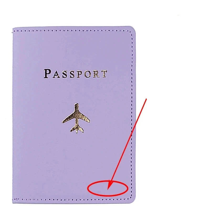 Protège-passeport violet avec initiales dorées distinctives