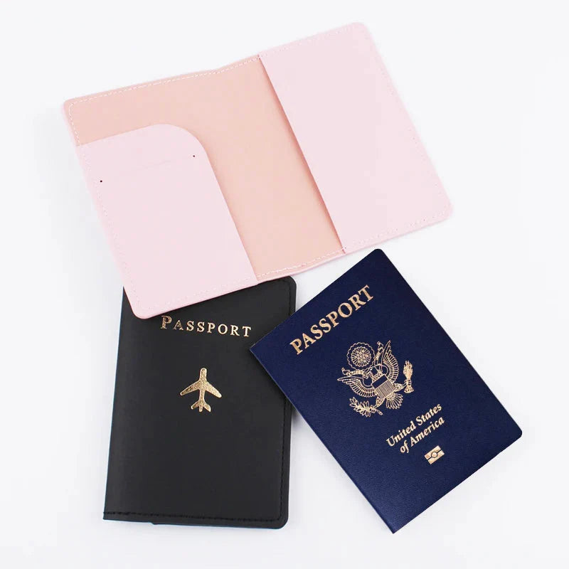 Vue rapprochée d'un étui passeport avec lettres dorées élégantes