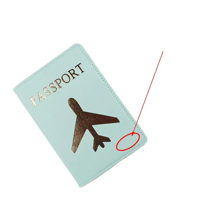 Étui passeport vert avec avion doré sur la couverture