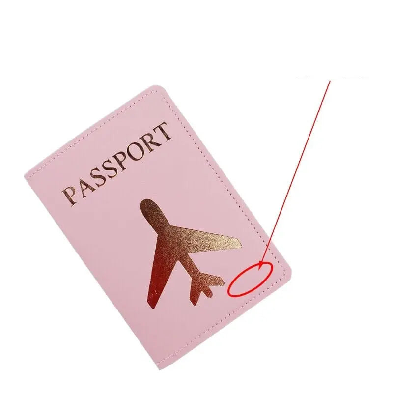 Étui passeport rose avec avion doré gravé