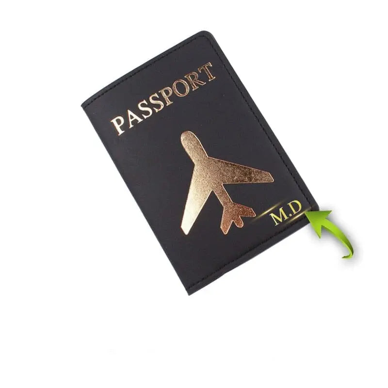 Vue de côté d'un étui passeport avec avion doré