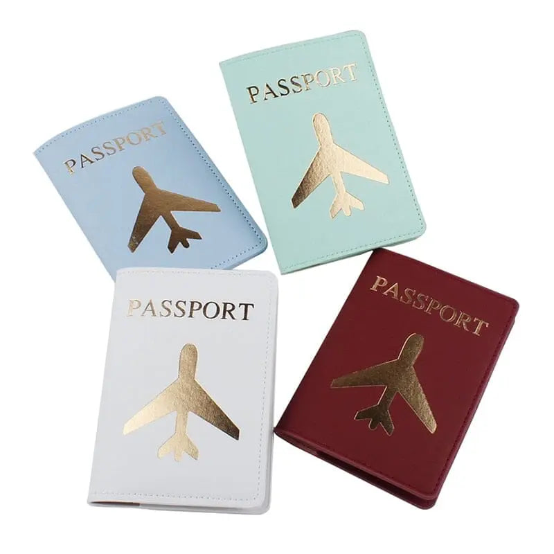 Protège-passeport personnalisé avec avion doré en gros plan