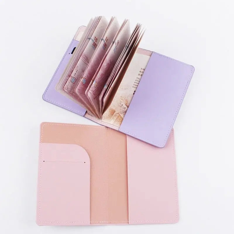 Étui passeport beige avec gravure dorée 'Et donc, l'aventure commence'