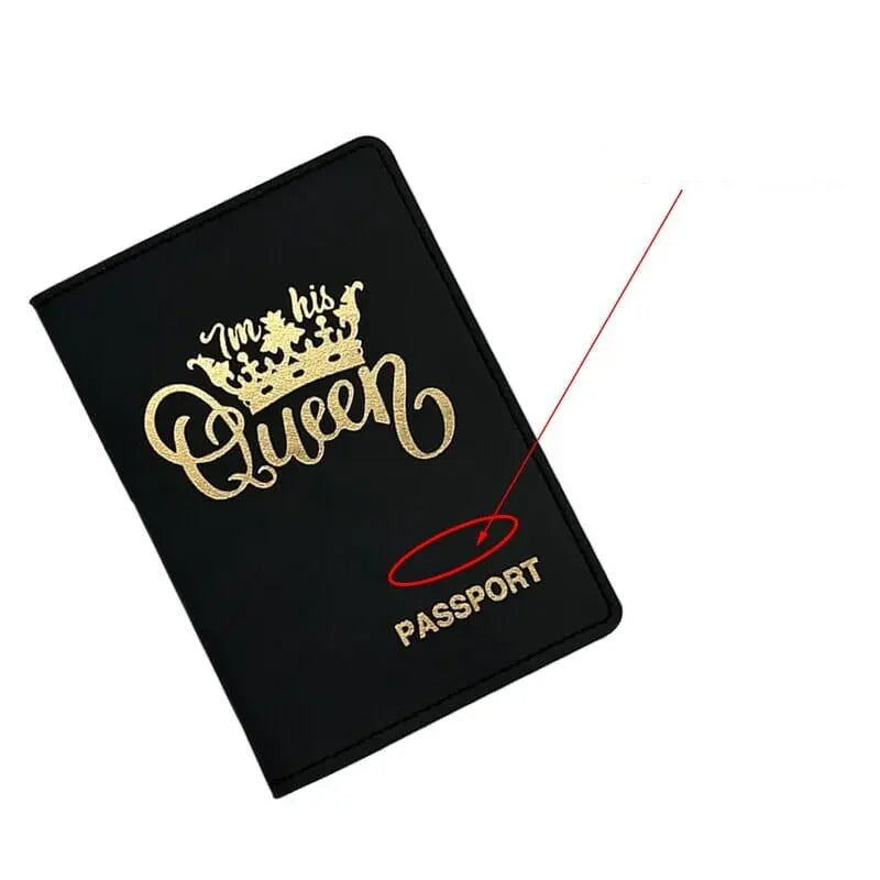 Détail d'un étui passeport noir avec initiales dorées