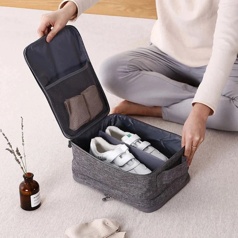 Vue de dessus d'un sac à chaussures ouvert avec compartiments