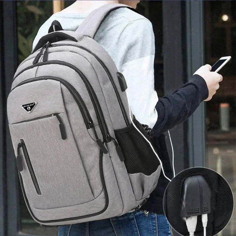Sac à dos noir avec trois compartiments principaux