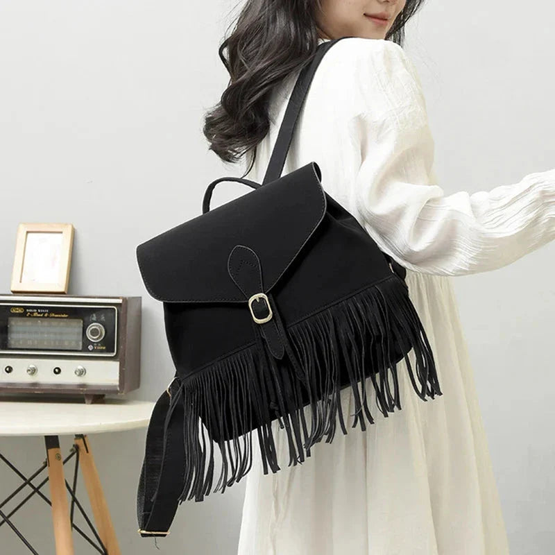 Vue de côté du sac à dos chic avec pompon