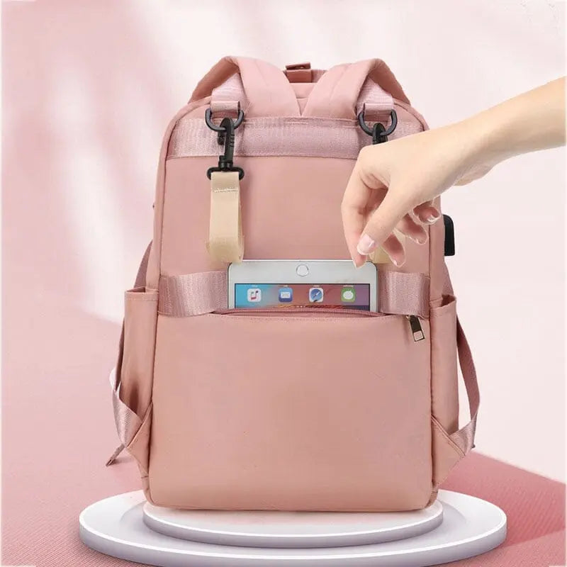 Sac à dos accroché à une poussette par les sangles
