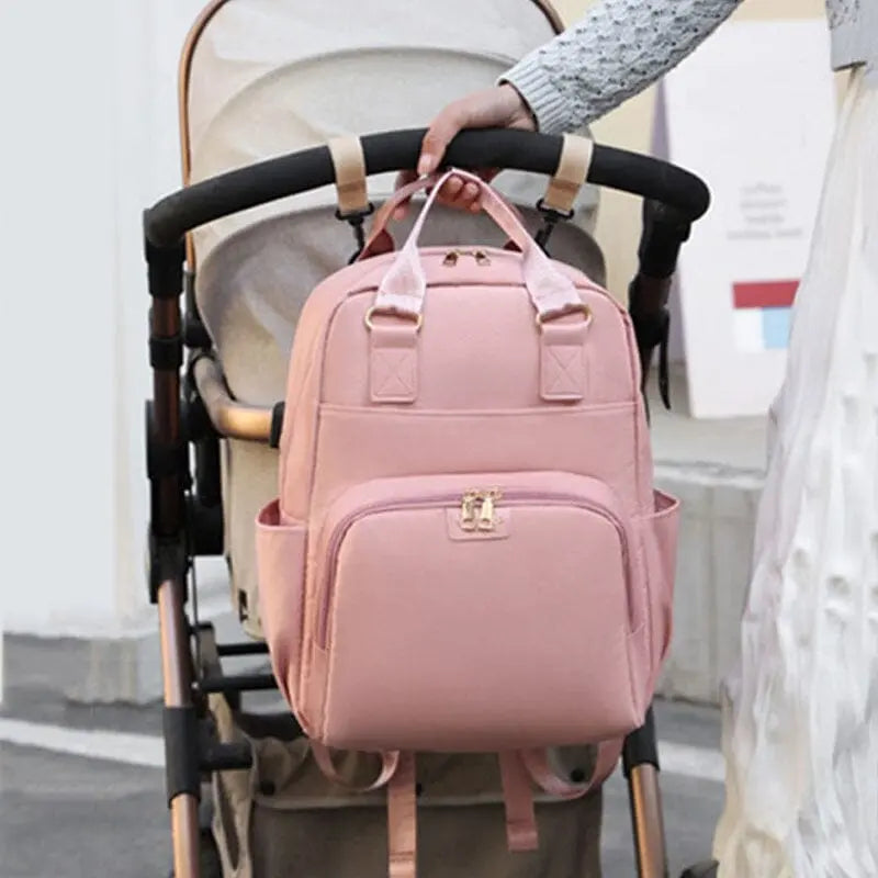 Sac à dos ouvert montrant les compartiments pour biberons