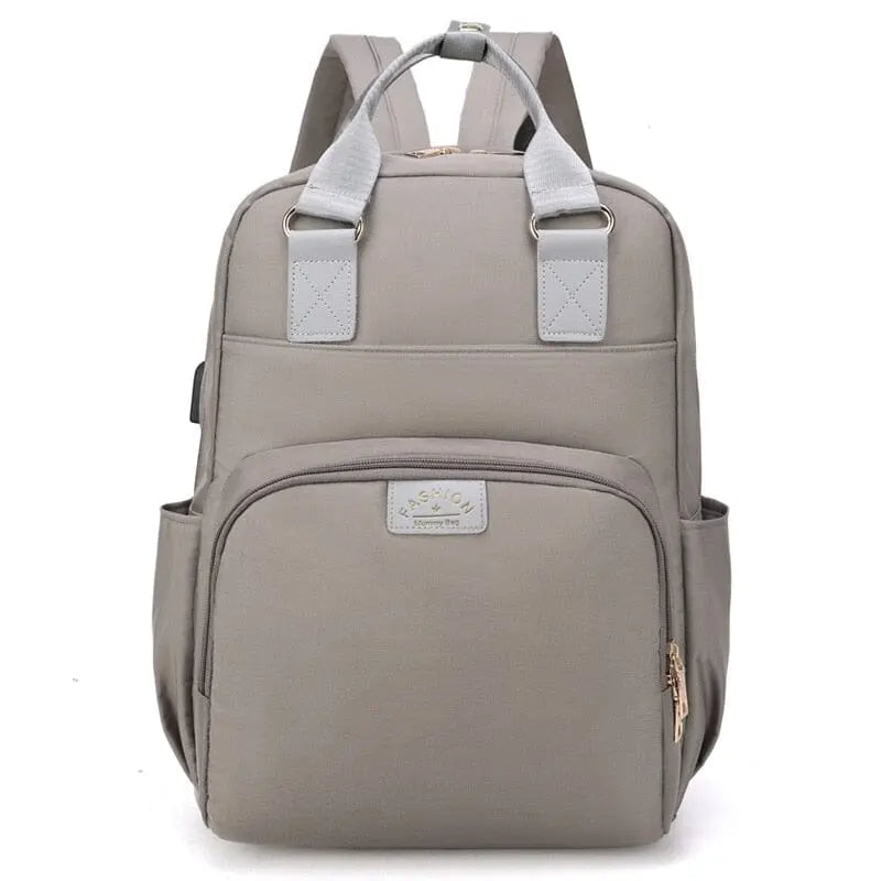Sac à dos gris avec poches latérales visibles