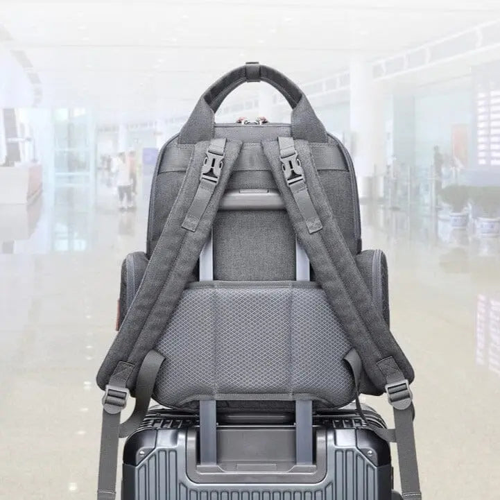 Intérieur du sac à langer avec compartiments pour biberons et couches