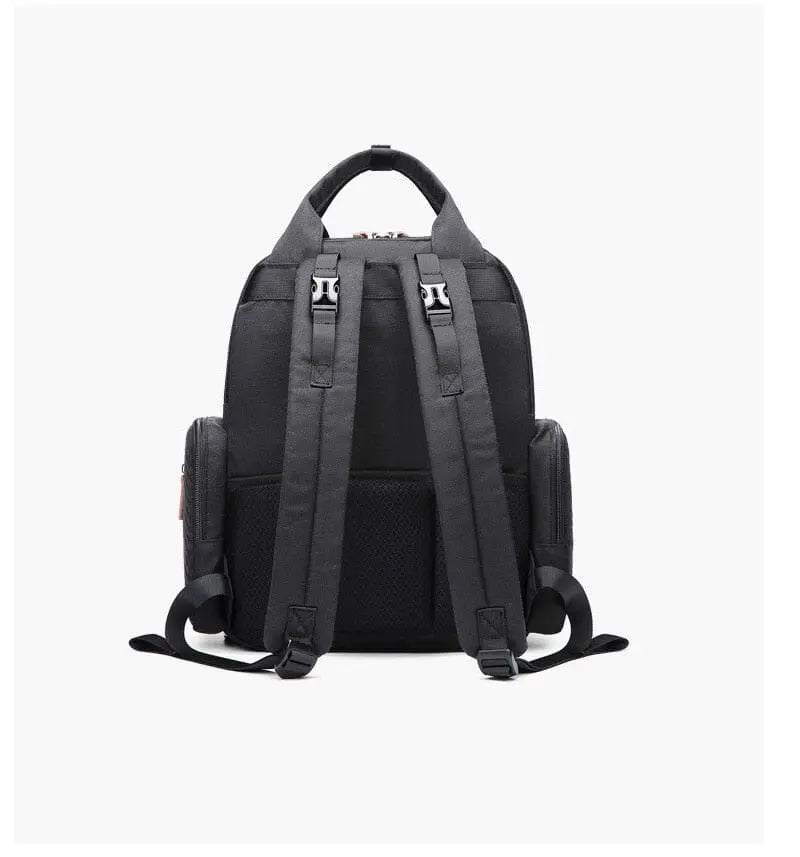 Sac à langer accroché à une poussette, pratique pour les voyages
