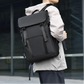 Vue de côté du sac à dos imperméable, design épuré