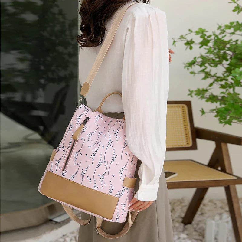 Compartiments intérieurs du sac à dos fleuri, bien organisés