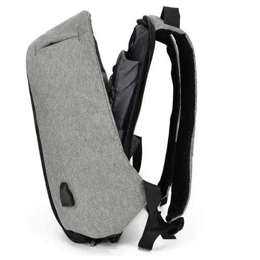 Sac à dos sur une valise, démontrant la sangle de fixation
