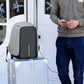 Vue de côté du sac à dos montrant le port USB externe