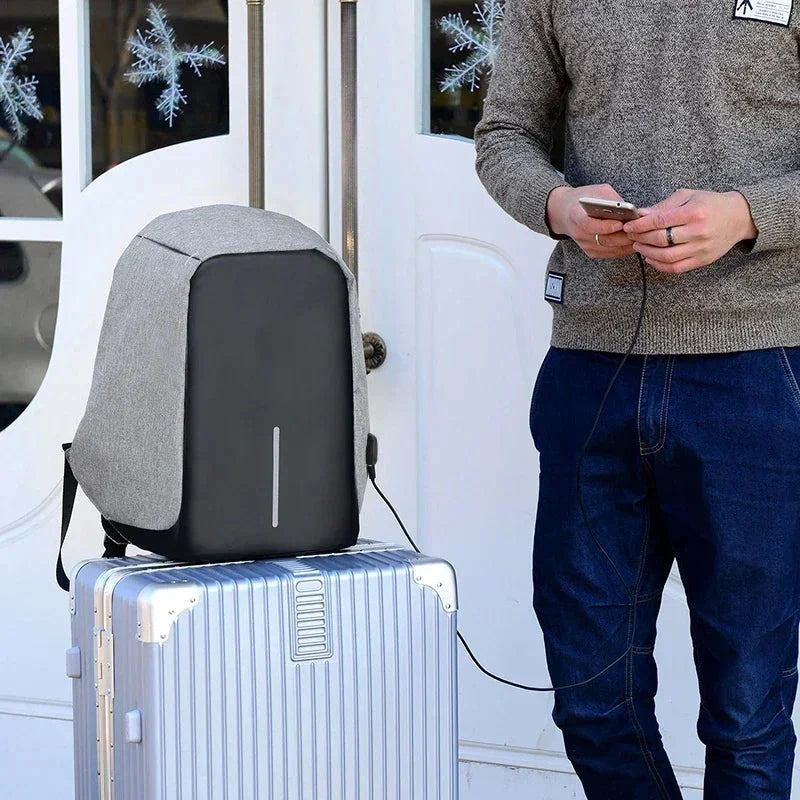 Vue de côté du sac à dos montrant le port USB externe