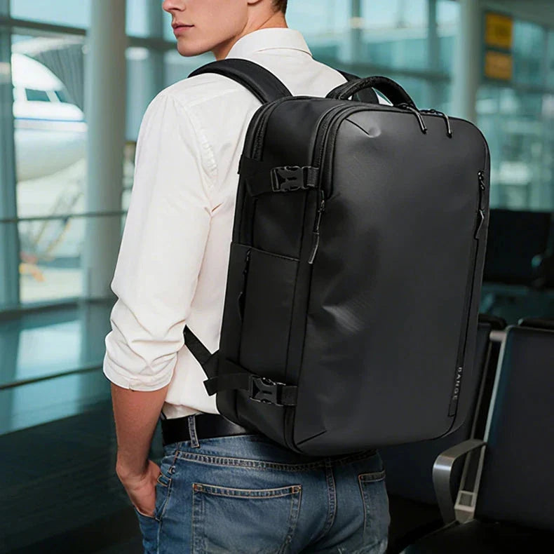 Vue de côté du sac à dos montrant les compartiments