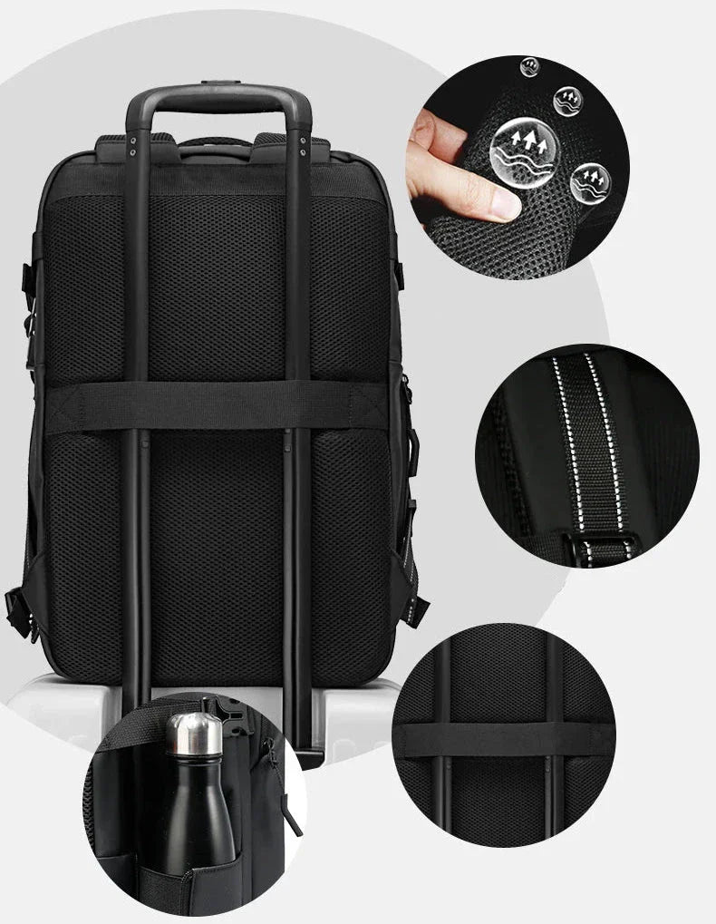 Sac à dos accroché à une valise grâce à la sangle arrière