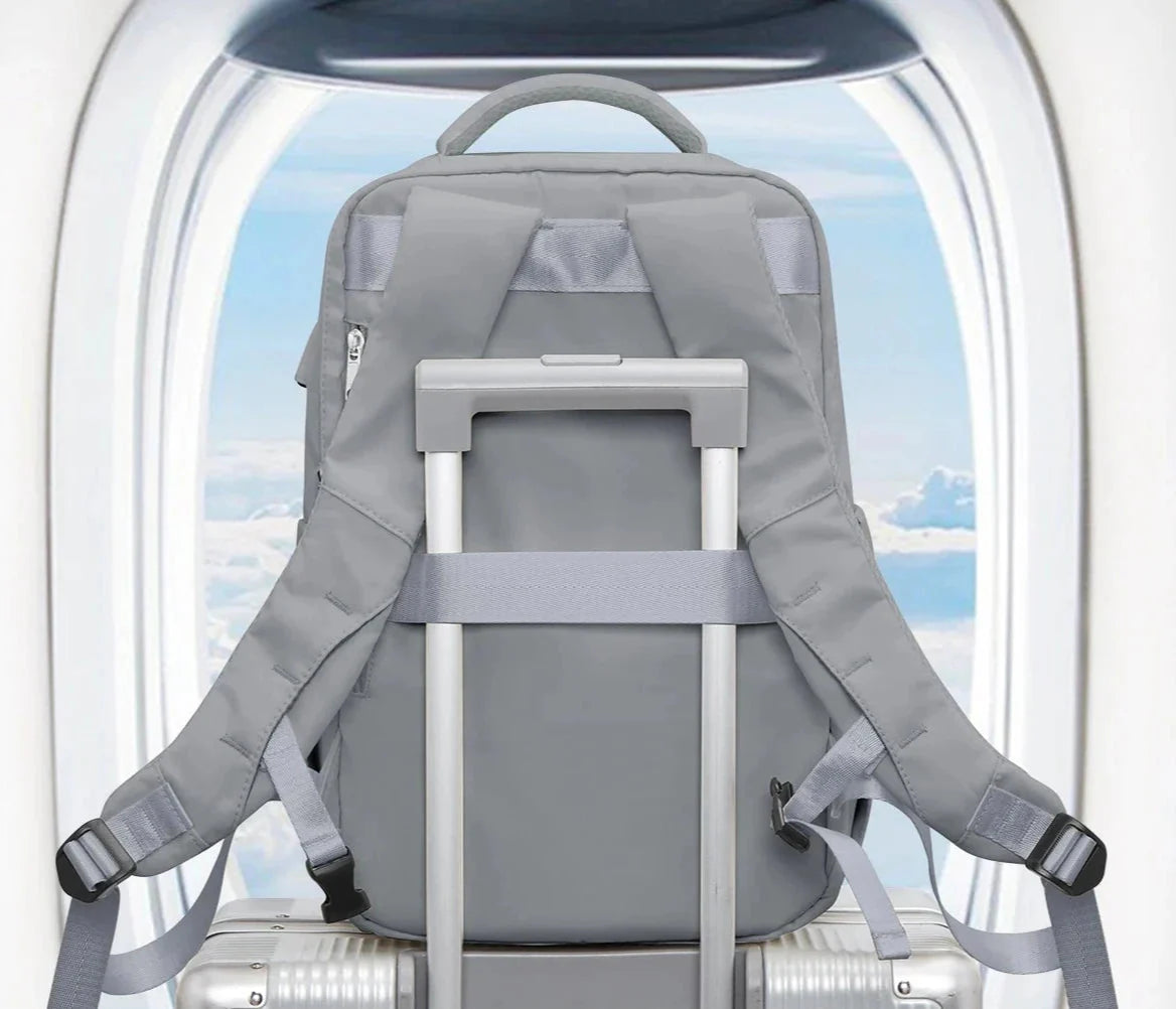 Vue de côté du sac à dos noir, bretelles rembourrées visibles