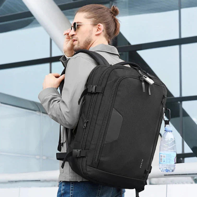 Sac à dos avec boussole attachée sur le côté