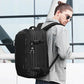 Sac à dos imperméable posé sur une surface en bois