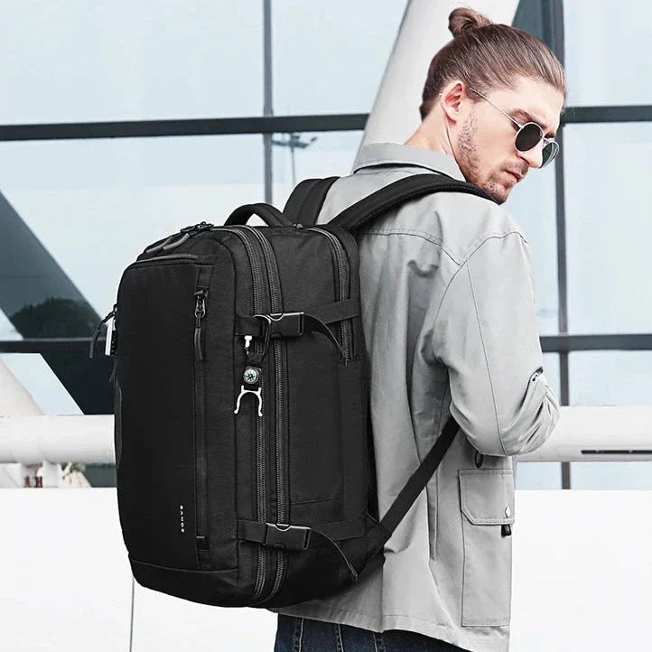 Sac à dos imperméable posé sur une surface en bois