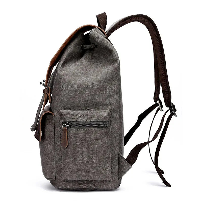 Compartiment principal ouvert d'un sac à dos rétro