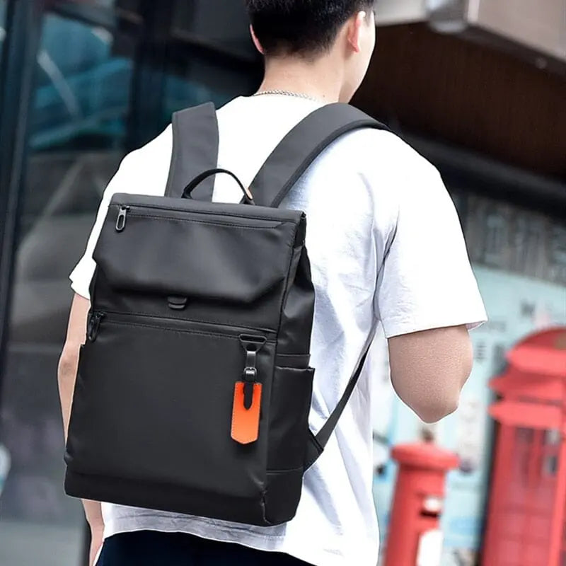 Sac à dos urbain imperméable avec design minimaliste