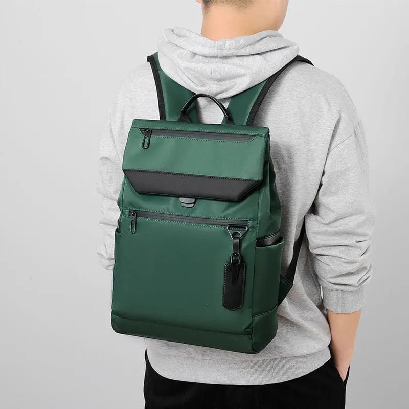 Sac à dos imperméable avec bouteille d'eau dans la poche latérale